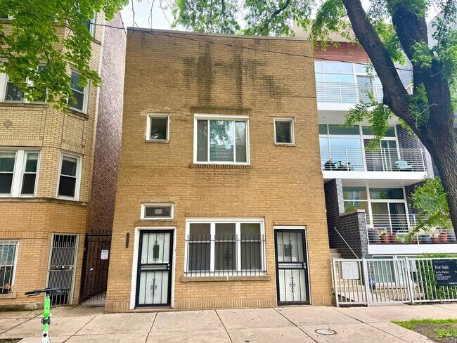 property at 1526 N Artesian Ave