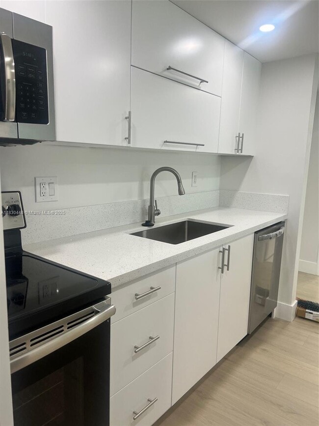 100 Lakeview Dr in Weston, FL - Building Photo - Building Photo