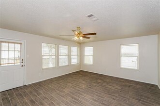 605 Snapdragon Ln in Desoto, TX - Building Photo - Building Photo