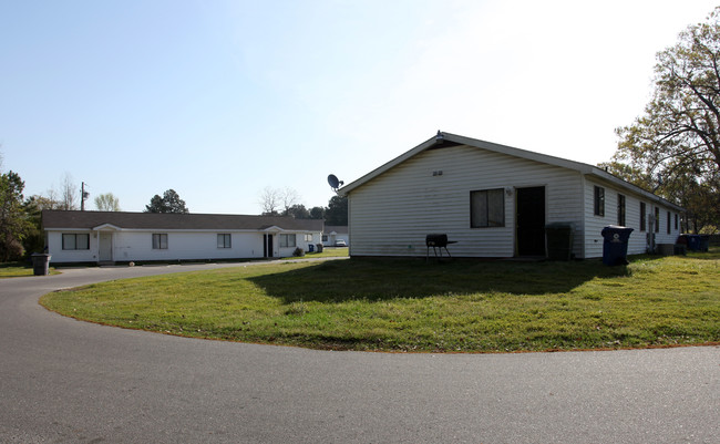 515 River Rd in Selma, NC - Foto de edificio - Building Photo