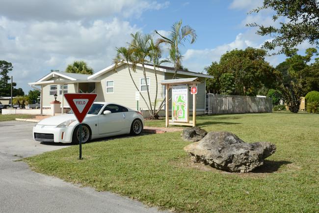 Meadowbrook Mobile Home Park in West Palm Beach, FL - Building Photo - Building Photo