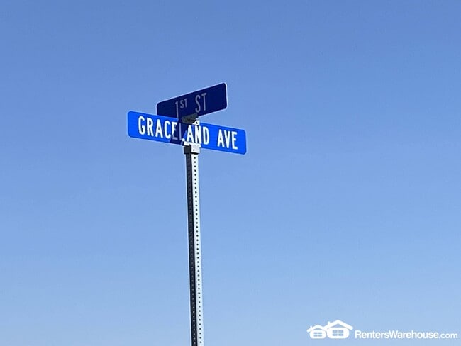708 Graceland Ave in Perry, IA - Foto de edificio - Building Photo