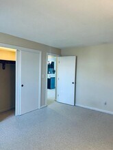 9 Hallmark Gdns, Unit 9  hallmark  unit 9 in Burlington, MA - Building Photo - Building Photo