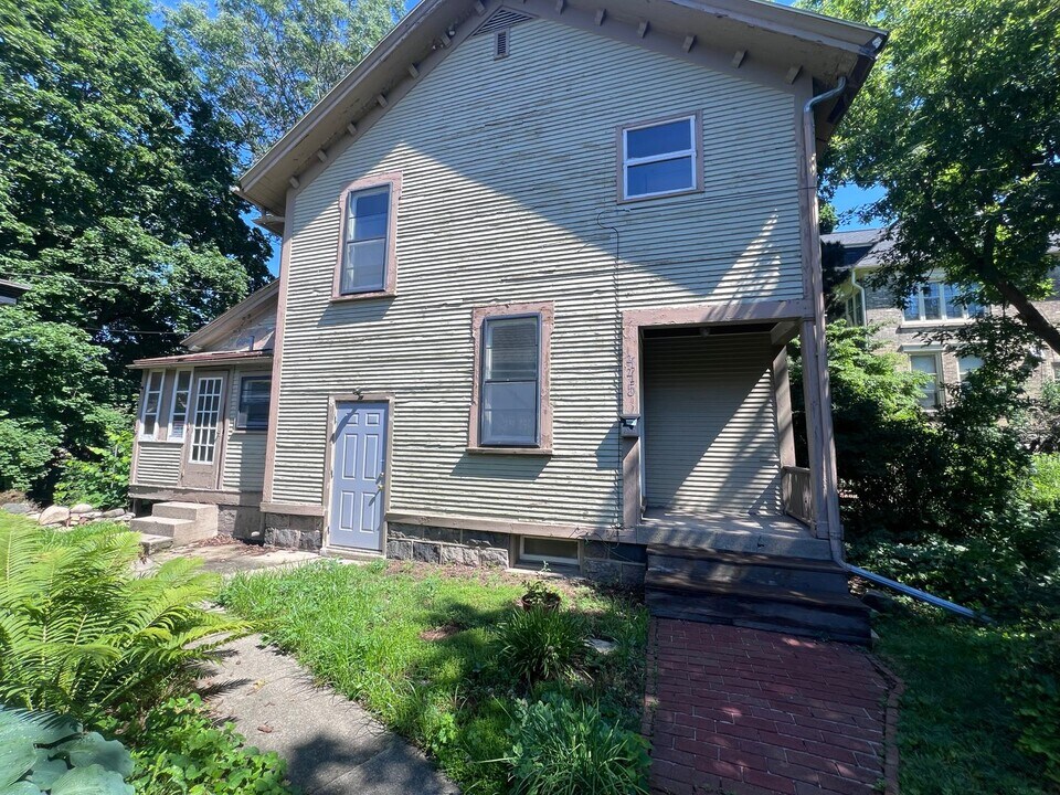 445 Washington St SE in Grand Rapids, MI - Building Photo