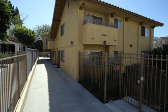 5048 Rosewood Ave in Los Angeles, CA - Foto de edificio - Building Photo