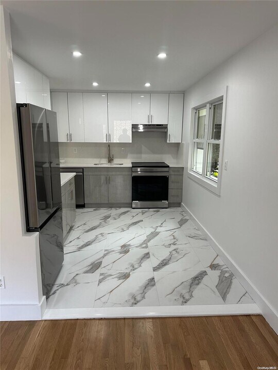 214-01 Waters Edge Dr-Unit -2 in Queens, NY - Building Photo