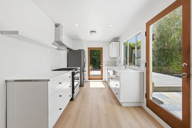 12935 Gilmore Ave in Los Angeles, CA - Building Photo - Building Photo