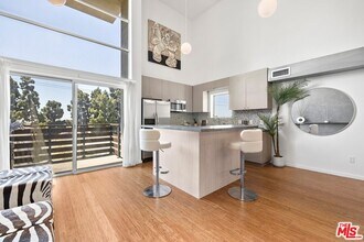 7062 Hawthorn Ave in Los Angeles, CA - Building Photo - Building Photo