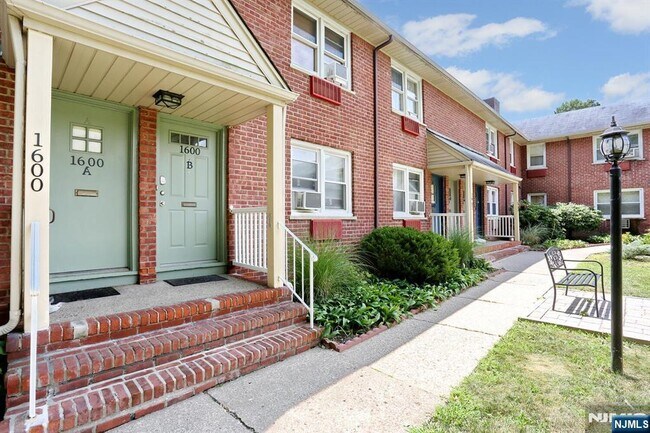 1600 Fair Lawn Ave in Fair Lawn, NJ - Building Photo - Building Photo