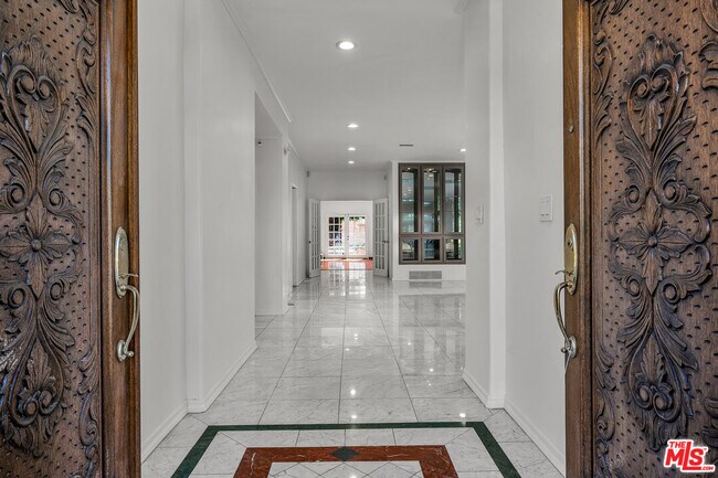 10810 Rochester Ave in Los Angeles, CA - Building Photo - Building Photo