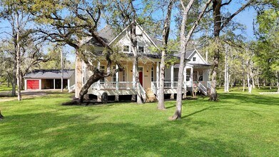 20802 Pecan Bend Rd in Damon, TX - Building Photo - Building Photo