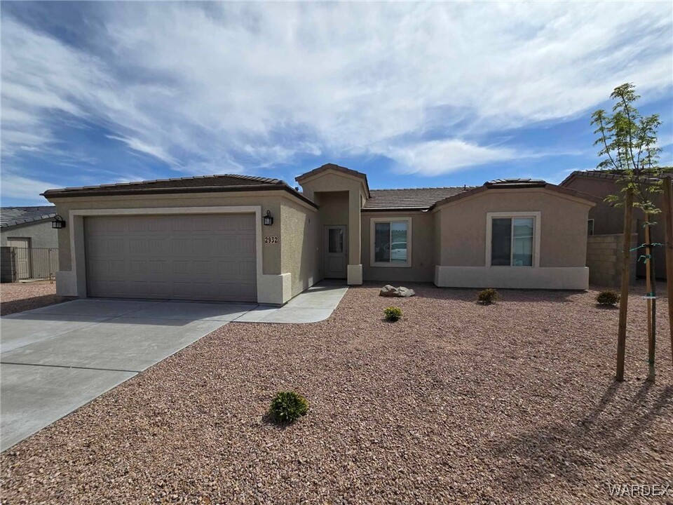 2932 E Hermosa Vis in Kingman, AZ - Building Photo