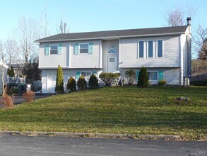 7 Weather Vane Way in Middletown, NY - Building Photo - Building Photo