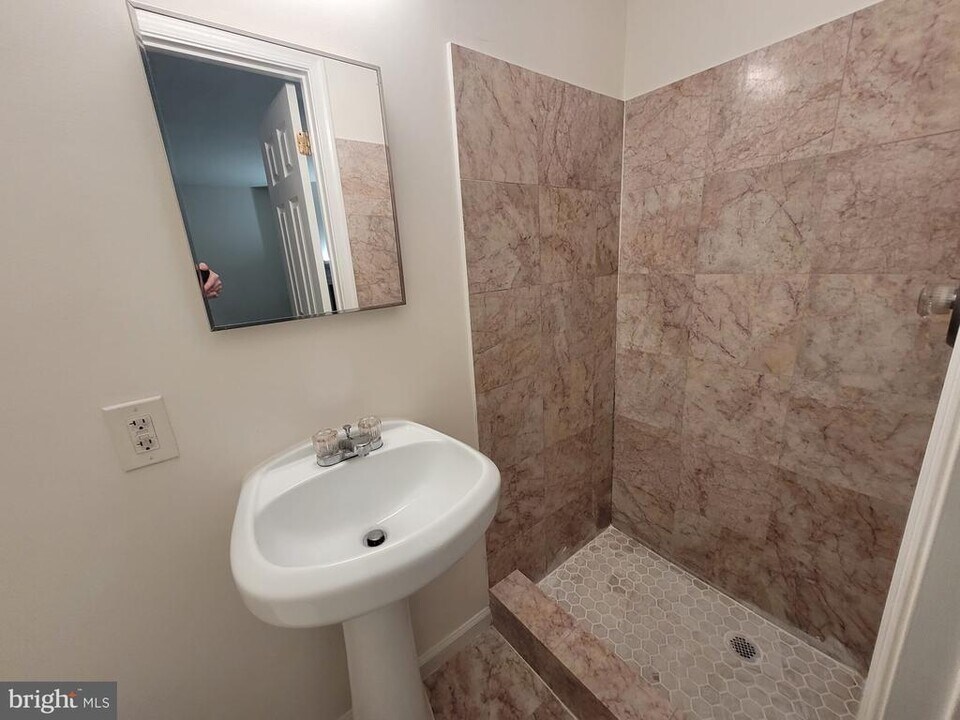 8636 Sanderling Dr in Manassas, VA - Building Photo