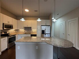 801 N Bishop Ave in Dallas, TX - Building Photo