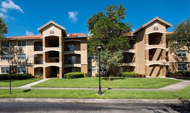 101 SW 117th Ave in Pembroke Pines, FL - Building Photo - Building Photo