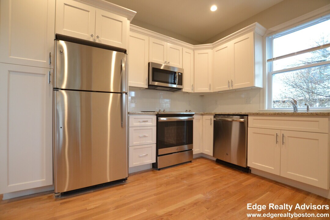 68 Foster St, Unit 1 in Boston, MA - Foto de edificio