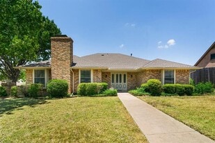 613 Hidden Brooke Dr in Desoto, TX - Building Photo