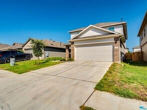 262 Harvest Crk Dr in Uhland, TX - Building Photo - Building Photo