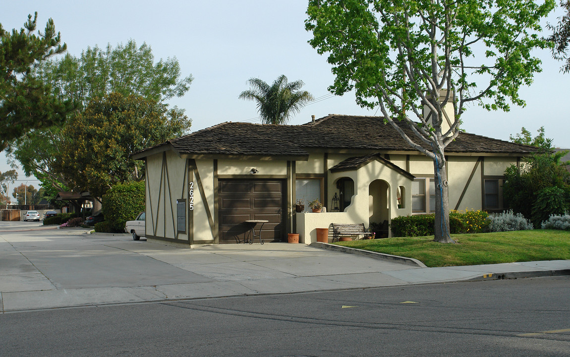 2625 Elden Ave in Costa Mesa, CA - Foto de edificio