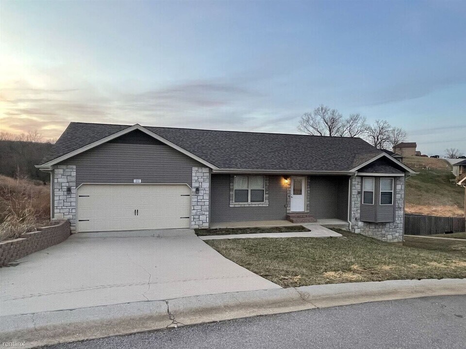 100 Kennedy Ct in Waynesville, MO - Building Photo