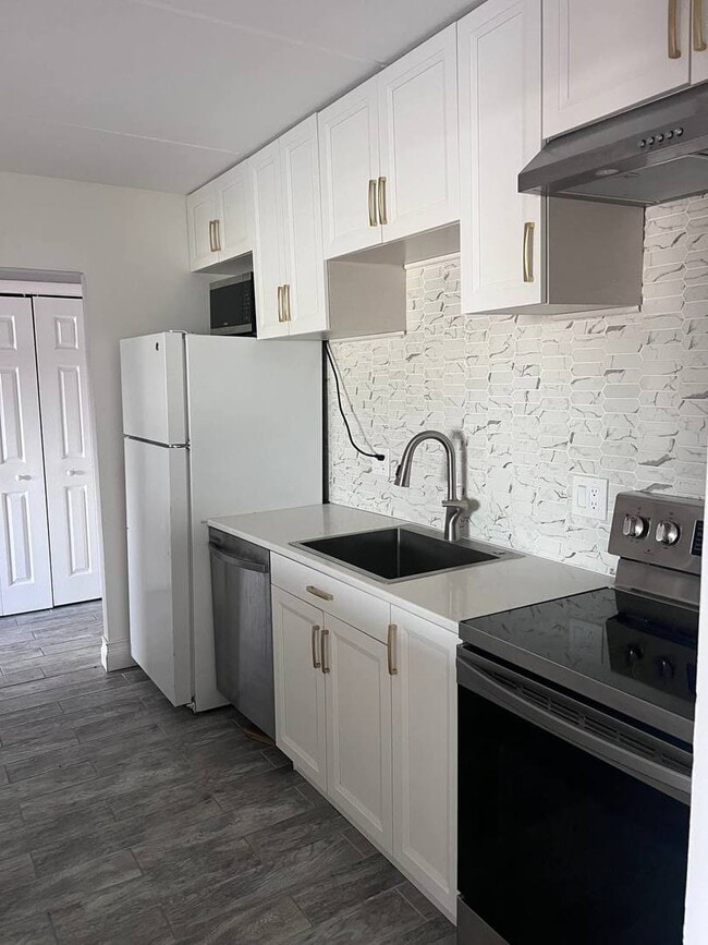 property at 1019 N Boxwood Dr