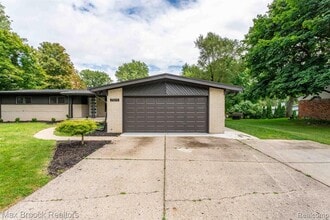 7011 White Pine Dr in Bloomfield Hills, MI - Building Photo - Building Photo