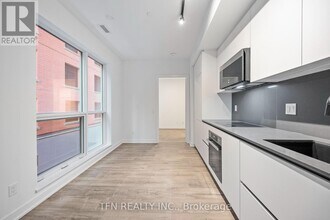327-327 King St W in Toronto, ON - Building Photo - Building Photo
