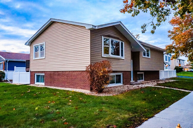 500 Westwood Ave in Lombard, IL - Building Photo - Building Photo