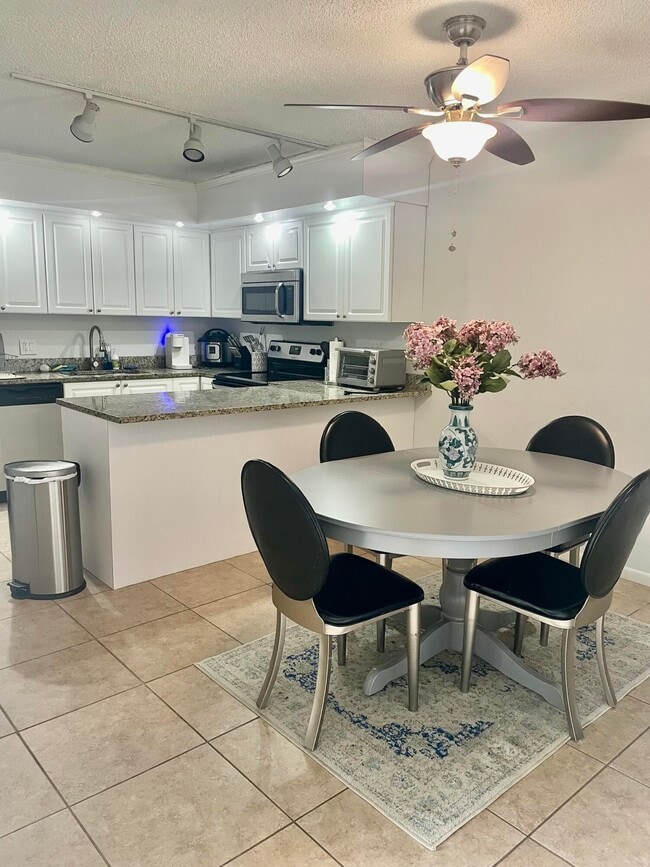 1605 16th Terrace in Palm Beach Gardens, FL - Foto de edificio - Building Photo