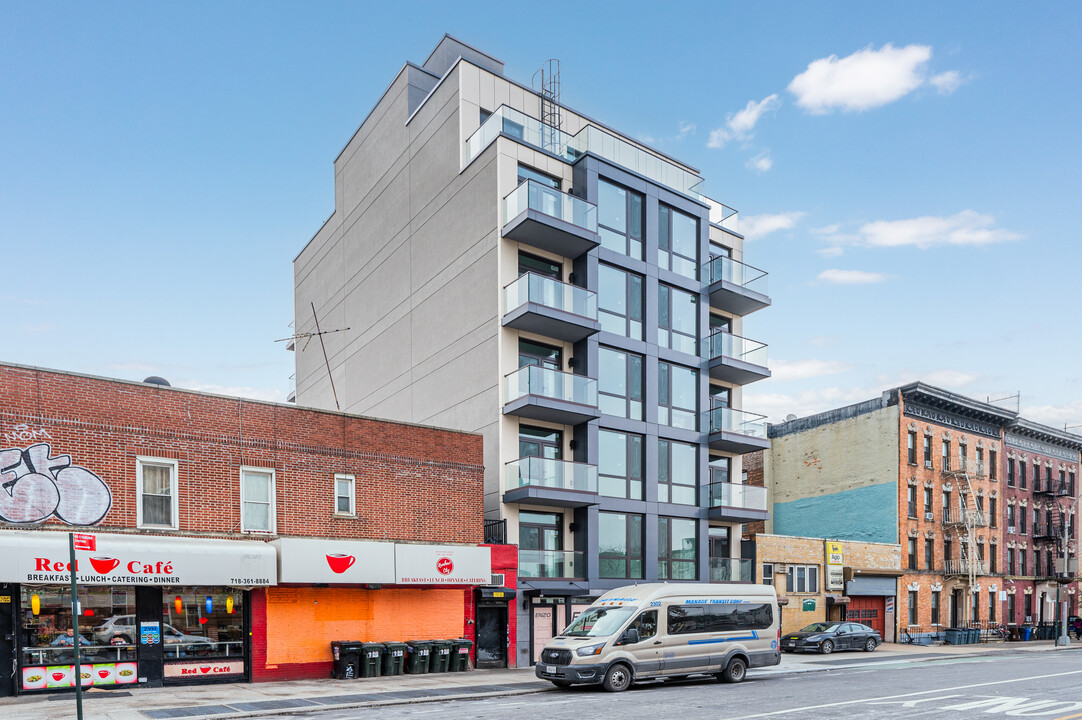 11-52 44th Drive in Long Island City, NY - Building Photo
