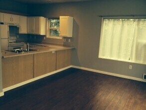 0618 SW Nevada St, Unit C in Portland, OR - Building Photo - Building Photo