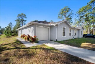 343 Reeves St in Lehigh Acres, FL - Foto de edificio - Building Photo