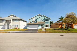 9621 SW 11th St in Pembroke Pines, FL - Building Photo - Building Photo