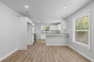 304 Myers Ave in Cleburne, TX - Building Photo - Building Photo