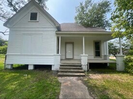 1211 W Park Ave in Orange, TX - Building Photo