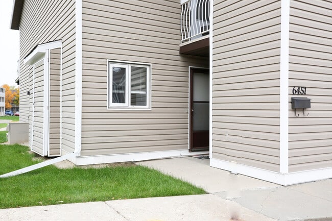 6451 Rochdale Blvd in Regina, SK - Building Photo - Building Photo