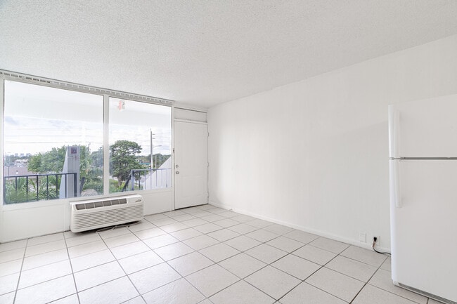 The Oasis by RAM Apartments in Oakland Park, FL - Building Photo - Interior Photo