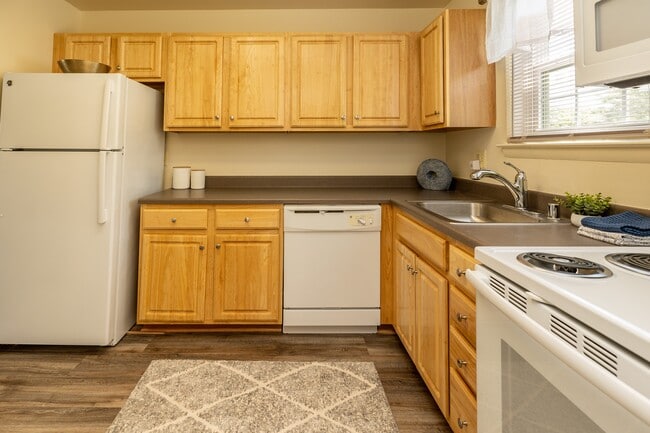 Seven Oaks Townhomes in Edgewood, MD - Foto de edificio - Building Photo