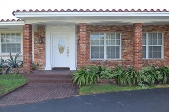 6420 Miller Dr in Miami, FL - Building Photo - Building Photo