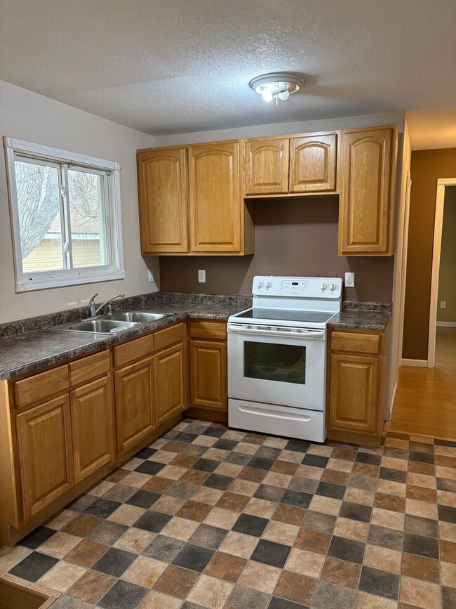 812-812 5th Ave NW in Minot, ND - Building Photo - Building Photo