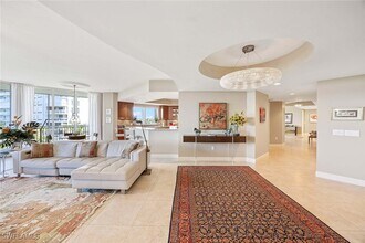 13675 Vanderbilt Dr in Naples, FL - Foto de edificio - Building Photo