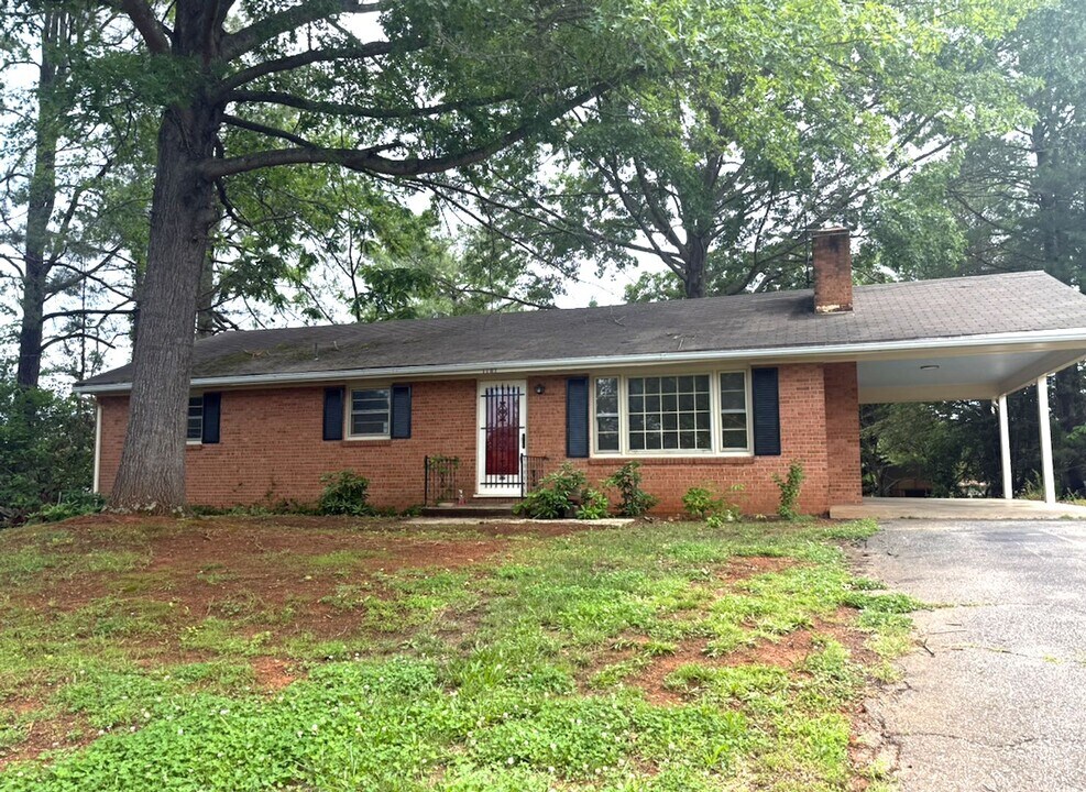 1101 Roundtree Dr in Bedford, VA - Foto de edificio