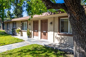 Chaumont Villas Apartments in Anaheim, CA - Foto de edificio - Building Photo