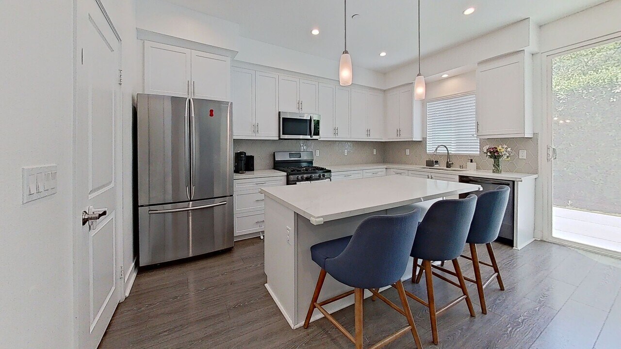 6747 Rhea Ct in Los Angeles, CA - Building Photo