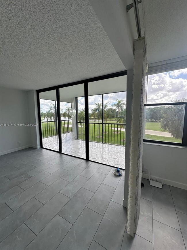 16300 Golf Club Rd in Weston, FL - Building Photo - Building Photo