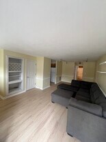 48 Hobart Ln, Unit E7 in Rockland, MA - Building Photo