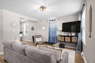 7525 Lake Rd E in Madison, OH - Building Photo