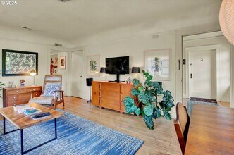 2066 NW Overton St, Unit 2 in Portland, OR - Foto de edificio - Building Photo