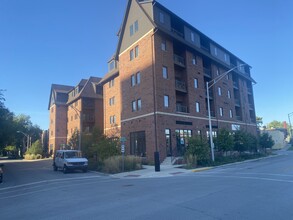 Forest Oaks Senior Apartments in Forest Park, IL - Foto de edificio - Building Photo